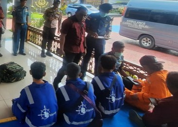 Sebanyak empat dari sembilan orang yang selamat di Mako Lanal Karimun, sore kemarin. (ft novel)