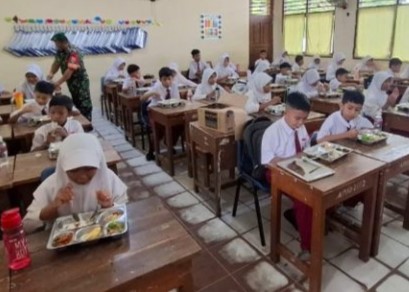 Suasana pemberian MBG di SDN 01 Bengkong, siang tadi. (ft qori)