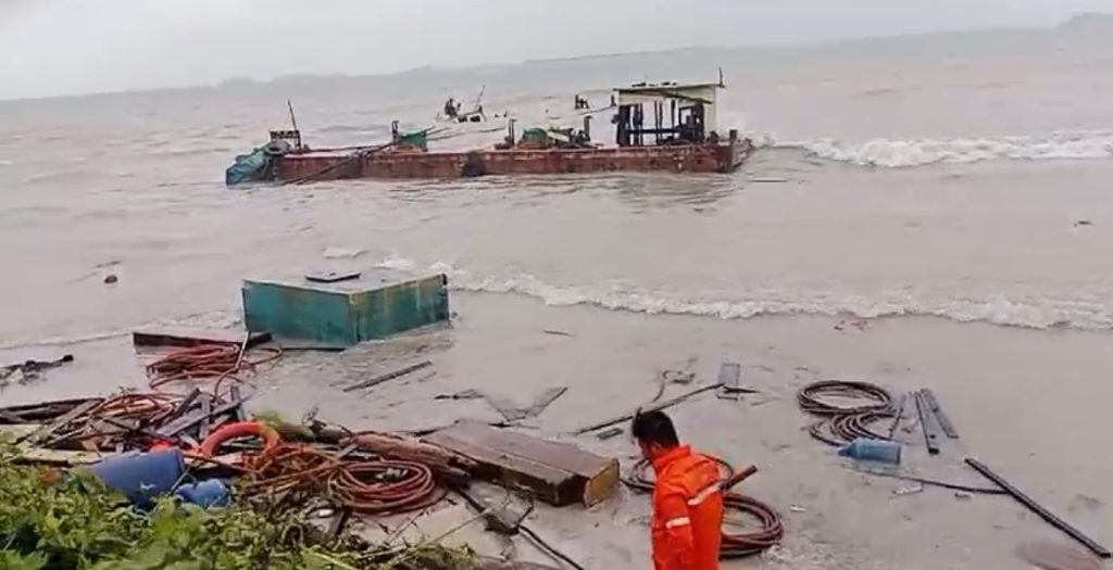 Tongkang Pengangkut Solar Kandas di Pantai Desa Laboh, kemarin,. (ft satpolairudlingga)