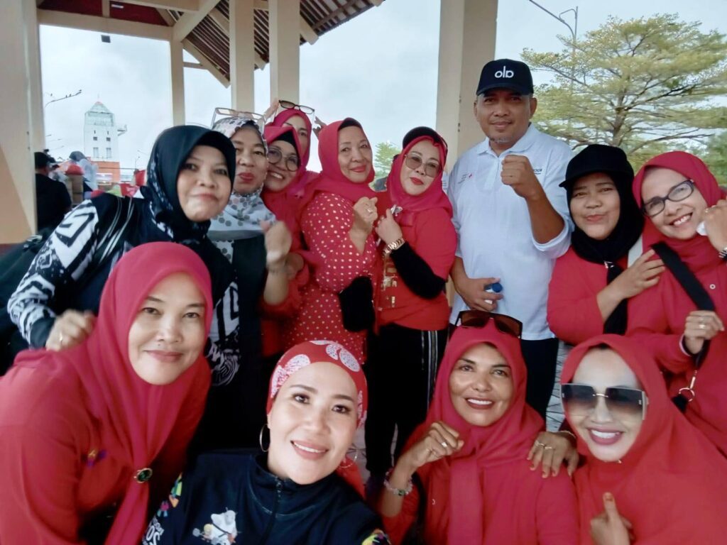 Warga peserta donor darah berfoto bersama Ketua PMI Rocky M Bawole saat kegiatan donor darah, kemarin. (ft fbsysusilawati)