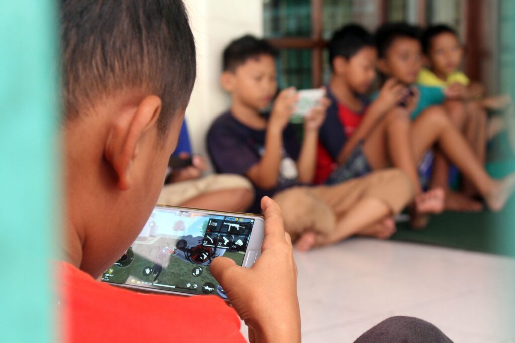 Ilustrasi anak main gadget. (ft pemkotangerangkota)