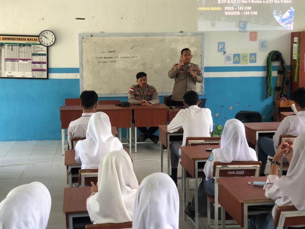 Jajaran Polres Natuna saat menyosialisasikan penerimaan anggota Polri di SMNA 2 Natuna, pagi tadi. 9ft rusdi)