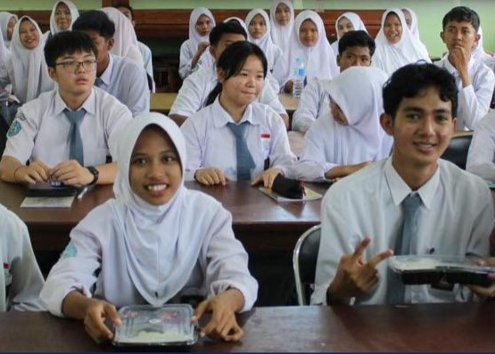 Pegawai Cabjari Moro saat membagikan MBG kepada siswa SMKN 1 Moro, kemarin, (ft cabjarimoro)
