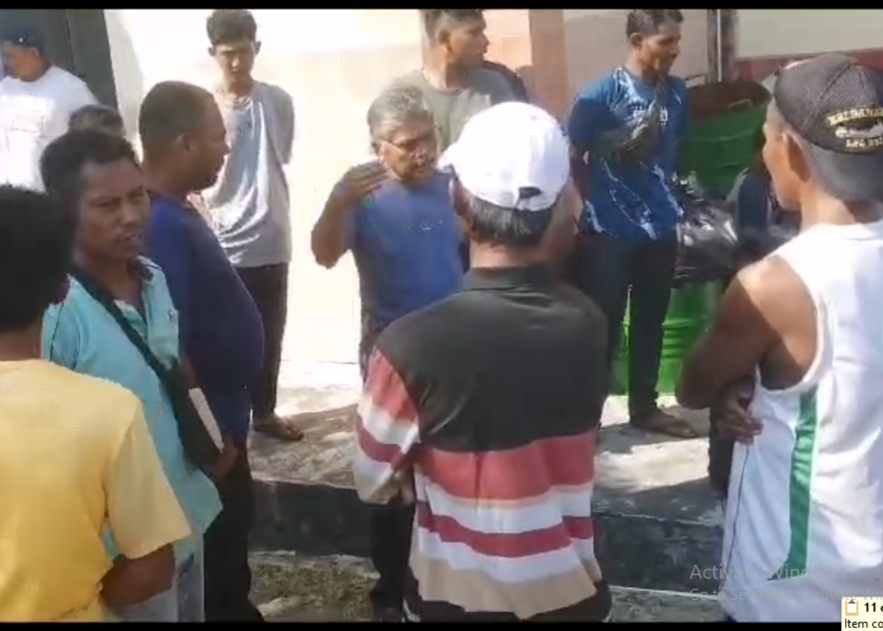 Petugas Kebersihan saat mendatangi Kantor Dinas LH, pagi tadi. (ft msaimi)