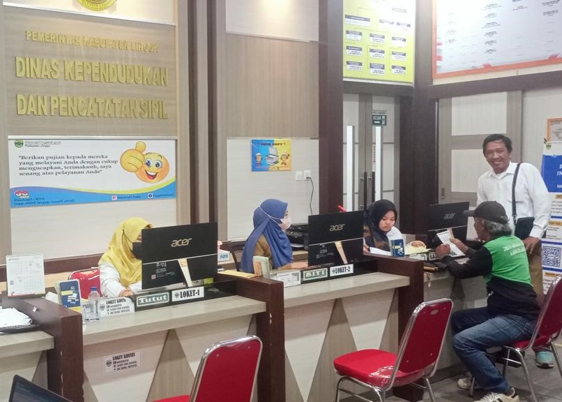 Pelayanan kependudukan di Disdukcapil Lingga, kemarin. (ft abdgafar)