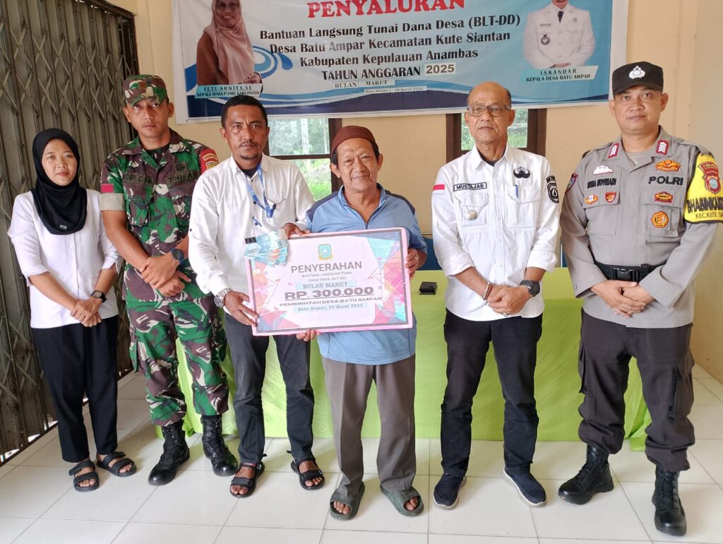 Anggota TNI dan Polri saat mendampingi acara penyerahan BLT Dana Desa, kemarin. (ft humaspolresanambas)