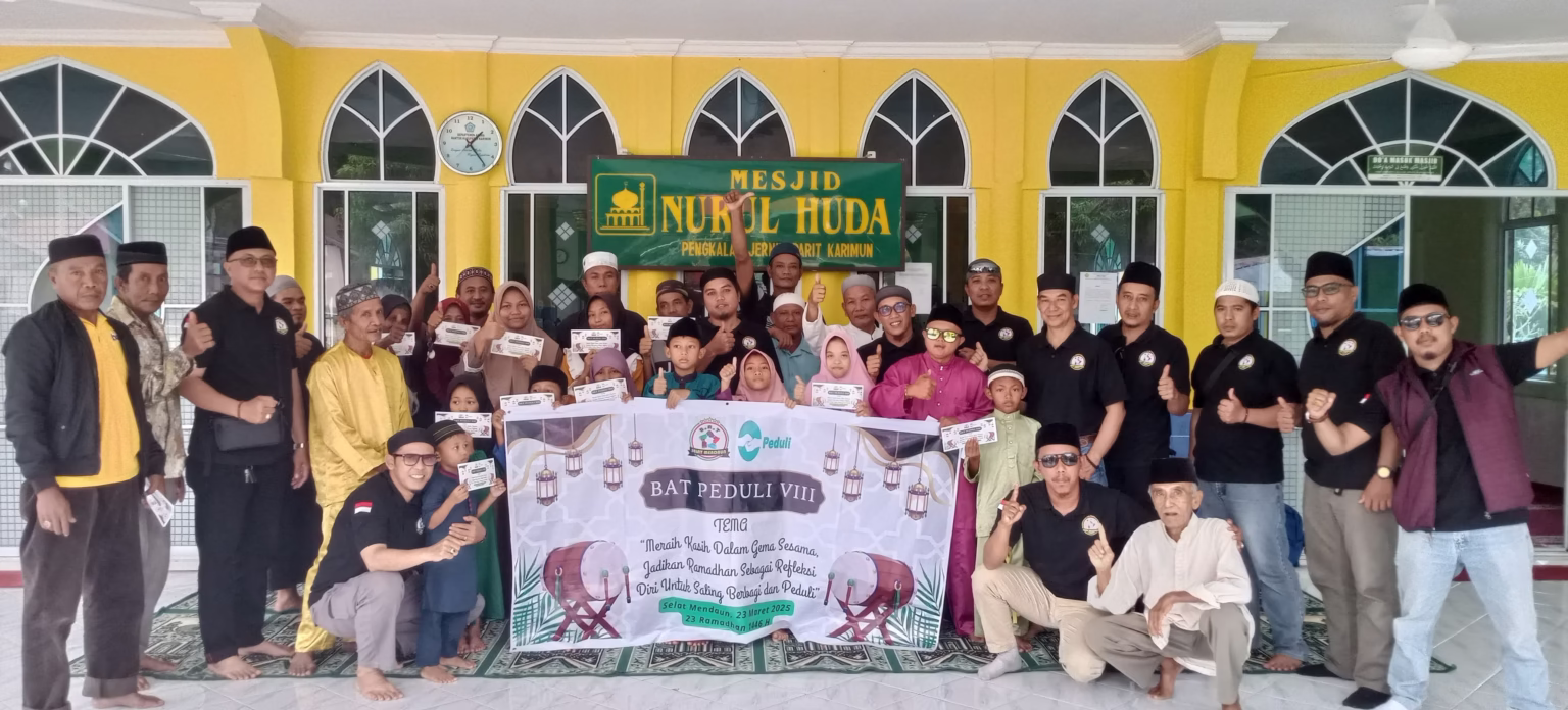 BAT Selat Mendaun usai membagikan santunan ke dhuafa dan yatim di Selat Mendaun, kemarin. (ft msaimi)