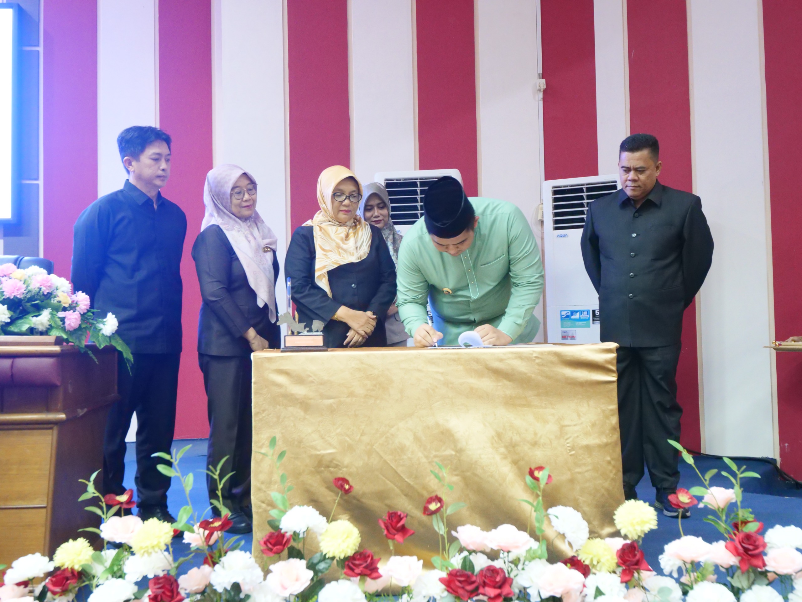 Bupati Bintan Roby Kurniawan menyampaikan Laporan Keterangan Pertanggungjawaban (LKPJ) 2024 kepada DPRD Kabupaten Bintan, Senin (24/3/2025). (ft mcbintan)