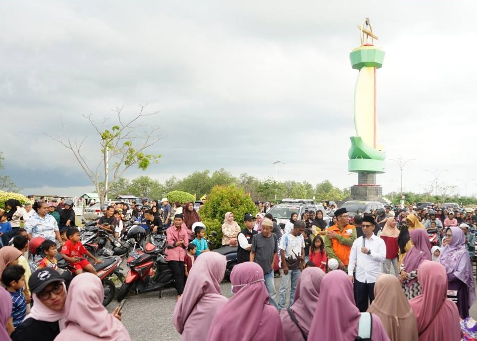 Bupati Iskandarsyah di tengah warga di acara pembagian 1 juta takjil di Coastal Area, sore tadi. (ft prokopim)