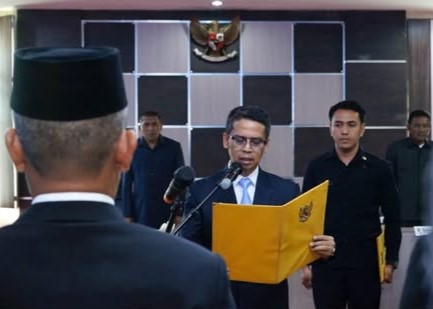 Bupati Iskandarsyah saat melantik pejabat fungsional di Pemkab Karimun, pagi ini. (ft msaimi)