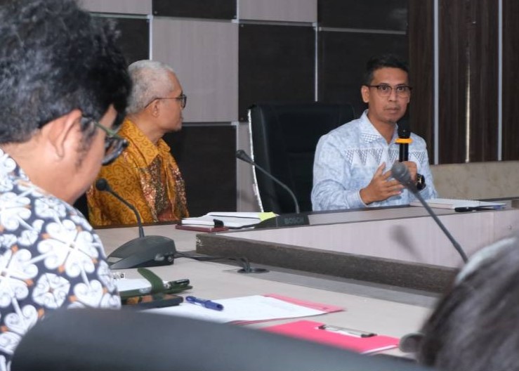 Bupati Iskandarsyah saat memimpin rapat dengan BPK perwakilan Kepri, pagi tadi. (ft msaimi)
