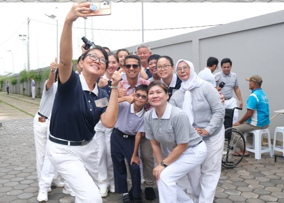 Bupati Karimun berfoto bersama pengurus Buddha Tzu Chi, siang tadi. (ft msaimi)