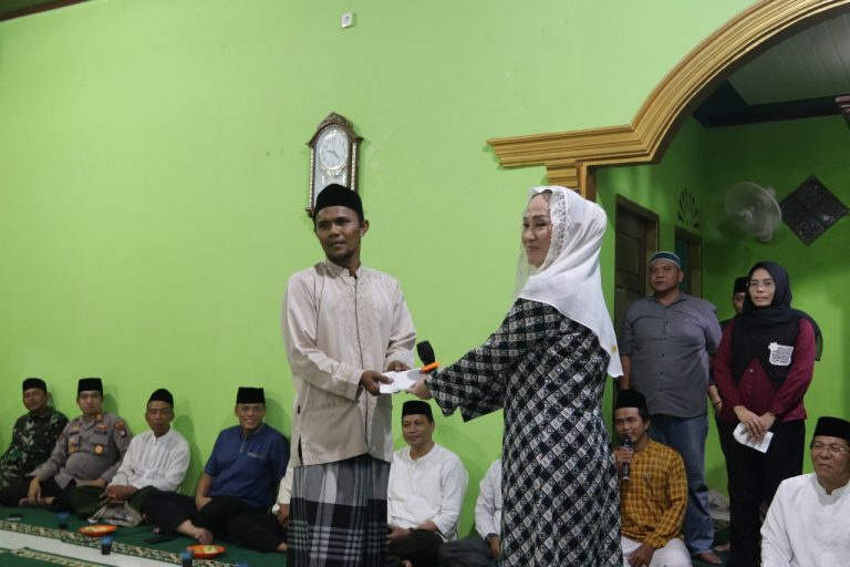 Bupati Natuna Cen Sui Lan saat Safari Ramadan di Desa Gunung Putri, Kecamatan Bunguran Batubi, Minggu malam tadi. (ft kominfonatuna)