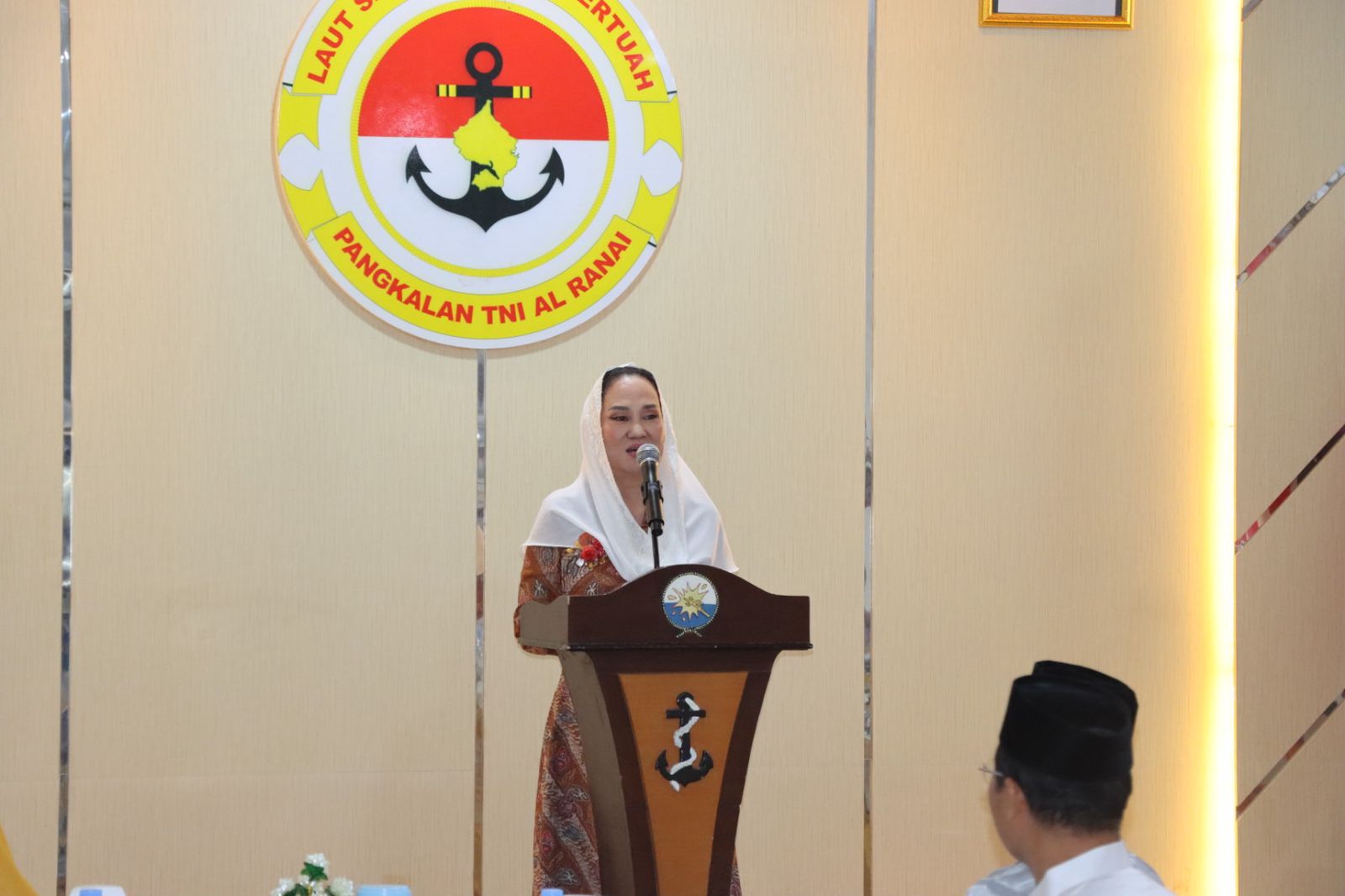 Bupati Natuna Cen Sui Lan saat sambutan acara buka puasa bersama Danlanal tadi malam. (ft diskominfonatuna)
