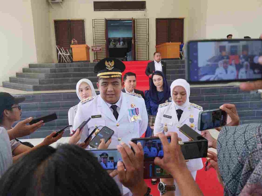 Bupati Roby dan Wabup Deby saat menjawab pertanyaan wartawan usai acara prosesi adat, kemarin. (ft kominfobintan)