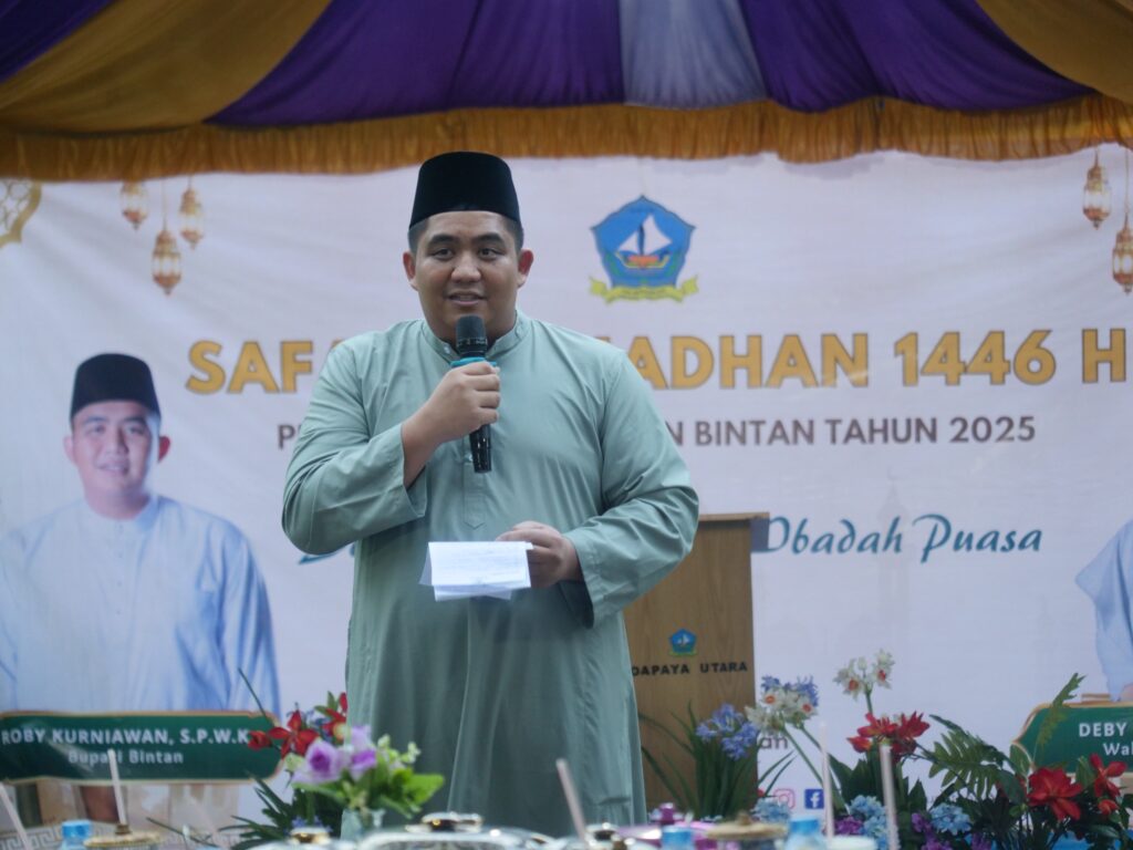Bupati Roby saat Safari Ramadan di Toapaya, tadi malam. (ft mcbintan)