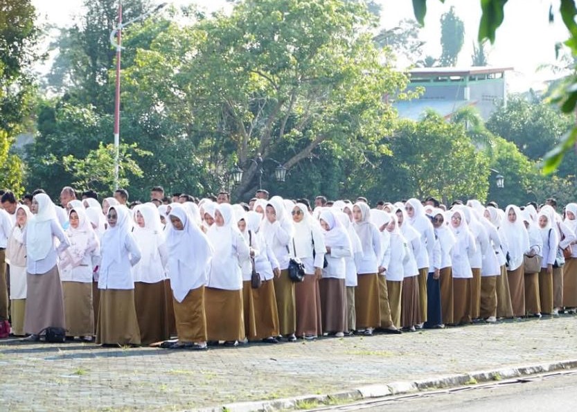 Honorer dengan Masa Kerja Kurang dari 2 Tahun di Lingga akan Diberhentikan Lingga – Pemkab Lingga memberlakukan kebijakan pemberhentian tenaga honorer dengan masa kerja kurang dari dua tahun. Keputusan ini diambil sebagai respons terhadap kebijakan pemerintah pusat terkait penghapusan tenaga honorer. “Saat ini, honorer masih sangat dibutuhkan karena jumlah ASN di Kabupaten Lingga masih terbatas. Banyak pekerjaan di perkantoran yang selama ini justru ditangani oleh tenaga honorer," kata Asisten I Pemkab Lingga, Sabirin, Jumat (28/2/2025). Kendati demikian, pihaknya tetap berharap adanya pertimbangan dan solusi lebih lanjut dari pemerintah pusat terkait hal ini. "Kita menyadari bahwa aturan yang berlaku saat ini memang mengharuskan tenaga honorer dengan masa kerja di bawah dua tahun untuk diberhentikan," ujarnya. Salah satu solusi yang sempat dibahas adalah skema outsourcing untuk beberapa jenis pekerjaan. Namun, Sabirin menegaskan bahwa tidak semua tenaga kerja bisa dialihkan ke sistem outsourcing. "Outsourcing ini tidak bisa diterapkan untuk semua jenis pekerjaan. Mungkin hanya untuk tenaga supir dan tenaga kebersihan, itu pun dalam jumlah yang sangat terbatas," tuturnya. Dengan kondisi ini, Pemkab Lingga berharap ada kebijakan yang lebih fleksibel dari pemerintah pusat agar tenaga honorer yang selama ini berkontribusi dalam pelayanan publik tetap bisa mendapatkan kejelasan status dan kesejahteraan. (*/gaf) Tenaga Honorer Di Lingga Dengan Masa Kerja Kurang 2 Tahun Diberhentikan Lingga – Persoalan tenaga honorer menjadi masalah nasional, terutama bagi pemerintah daerah, termasuk Kabupaten Lingga. Menanggapi kebijakan pemerintah pusat terkait penghapusan tenaga honorer, Bupati Lingga, Muhammad Nizar, sangat mengharapkan solusi terbaik, terutama bagi honorer yang bekerja di bawah dua tahun atau tidak masuk dalam database. Asisten I Pemkab Lingga, Sabirin, menyampaikan keputusan pemberhentian honorer yang belum mencapai dua tahun masa kerja merupakan kebijakan yang tidak dapat dihindari. “Saat ini, honorer masih sangat dibutuhkan karena jumlah ASN di Kabupaten Lingga masih terbatas. Banyak pekerjaan di perkantoran yang selama ini justru ditangani oleh tenaga honorer,” kata Sabirin, Jumat (28/2/2025). Namun, pihaknya tetap berharap adanya pertimbangan dan solusi lebih lanjut dari pemerintah pusat. “Kita menyadari bahwa aturan yang berlaku saat ini memang mengharuskan tenaga honorer dengan masa kerja di bawah dua tahun untuk diberhentikan,” ujarnya. Sabirin menambahkan bahwa aturan selalu bisa berubah, sehingga pihaknya akan terus menunggu kebijakan terbaru dari pemerintah pusat, khususnya dari Kementerian Dalam Negeri (Kemendagri) dan Badan Kepegawaian Negara (BKN). “Kita tidak tahu apakah nantinya akan ada kebijakan baru yang memungkinkan solusi bagi tenaga honorer. Kami berharap ada pertimbangan lebih lanjut agar pemerintah daerah tetap bisa mengoptimalkan SDM yang ada,” ujarnya. Salah satu solusi yang sempat dibahas adalah skema outsourcing untuk beberapa jenis pekerjaan. Namun, Sabirin menegaskan bahwa tidak semua tenaga kerja bisa dialihkan ke sistem outsourcing. “Outsourcing ini tidak bisa diterapkan untuk semua jenis pekerjaan. Mungkin hanya untuk tenaga supir dan tenaga kebersihan, itu pun dalam jumlah yang sangat terbatas,” tuturnya. Dengan kondisi ini, Pemkab Lingga berharap ada kebijakan yang lebih fleksibel dari pemerintah pusat agar tenaga honorer yang selama ini berkontribusi dalam pelayanan publik tetap bisa mendapatkan kejelasan status dan kesejahteraan.