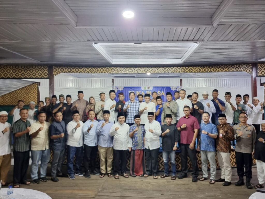 PWI Natuna berfoto bersama saat buka puasa bersama, sore tadi, (ft rusdiandika)