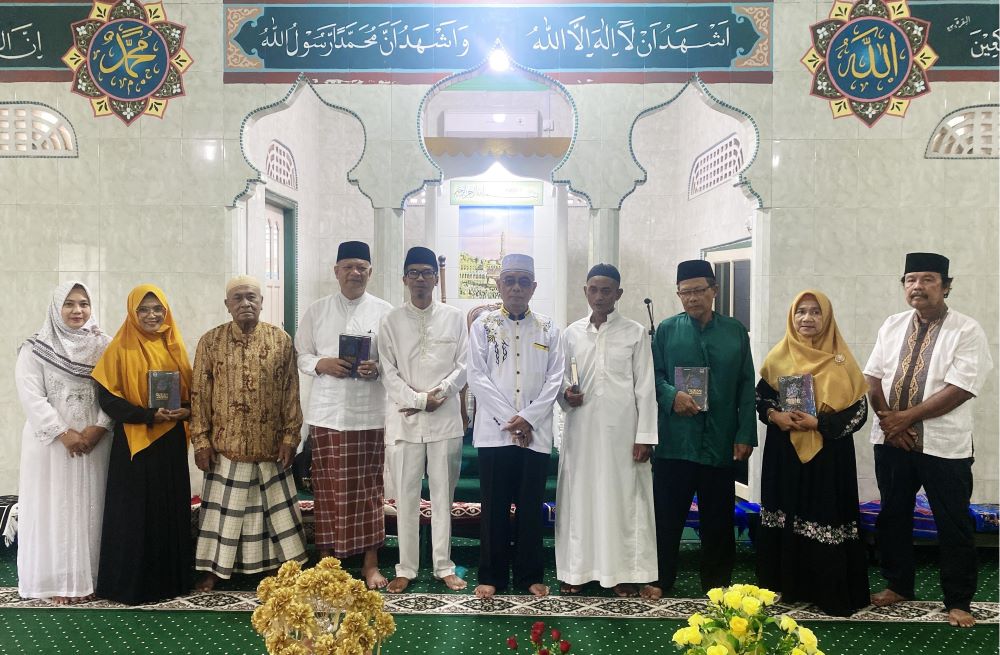 Pengurus Majelis Taklim Masjid Annuruddin berfoto berrsama usai acara khataman Al Quran, kemarin. (ft fuji)