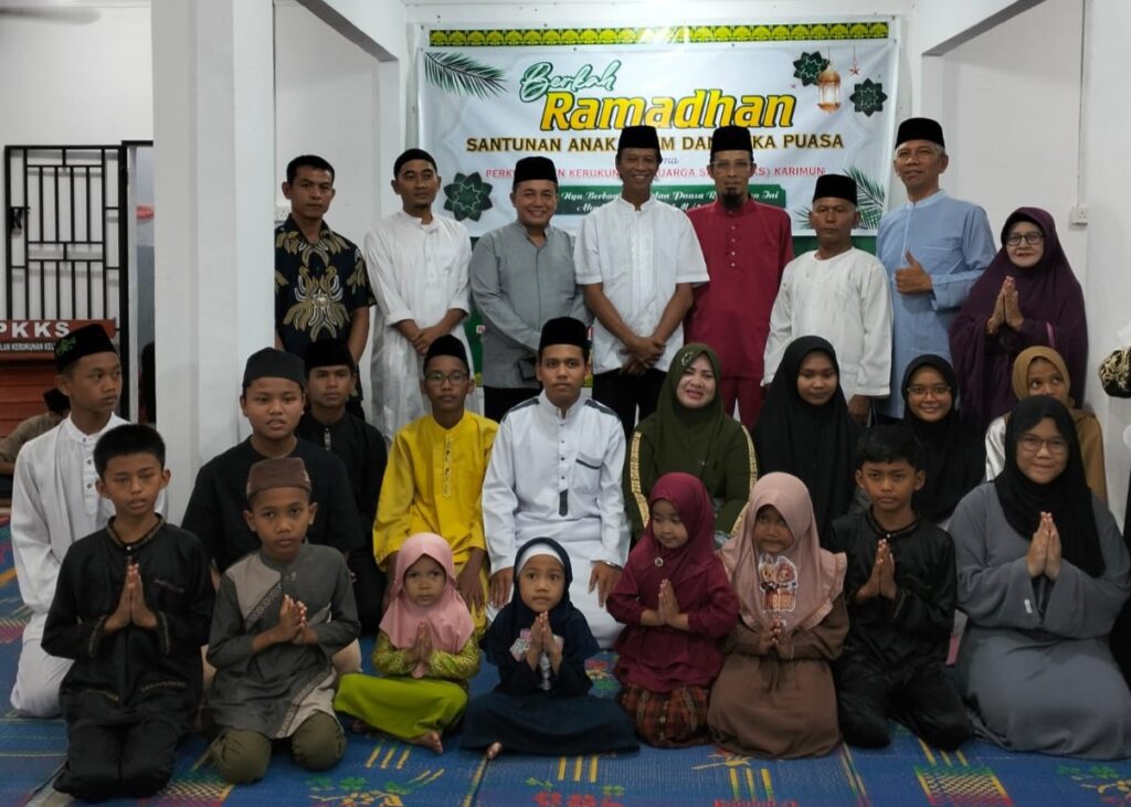 Pengurus PKKS Karimun berfoto bersama yatim piatu penerima santunan di Sekretariat PKKS Karimun di Jalan Telaga Riau, sore tadi. (ft msaimi)