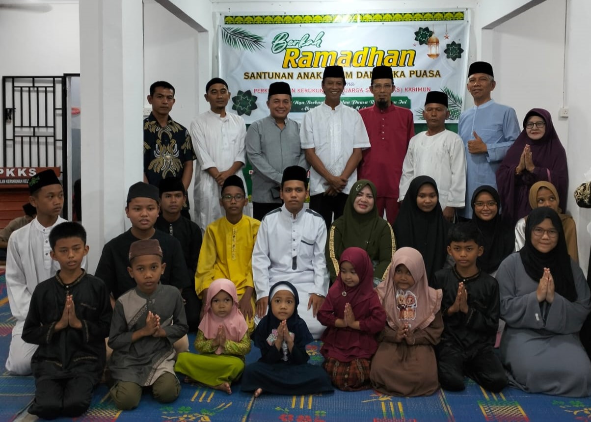 Pengurus PKKS Karimun berfoto bersama yatim piatu penerima santunan di Sekretariat PKKS Karimun di Jalan Telaga Riau, sore tadi. (ft msaimi)