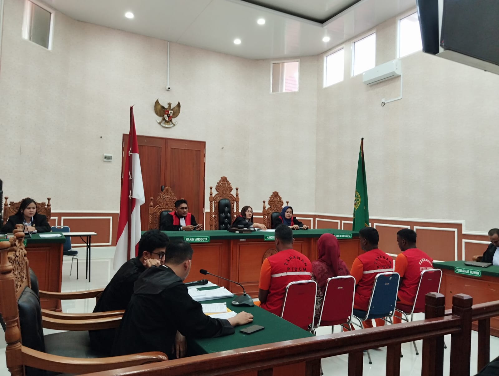 Tiga Warga Negara India didampingi penerjemah saat menjalakan sidang di Pengadilan Negeri Tanjungbalai Karimun, siang tadi, (ft msaimi)