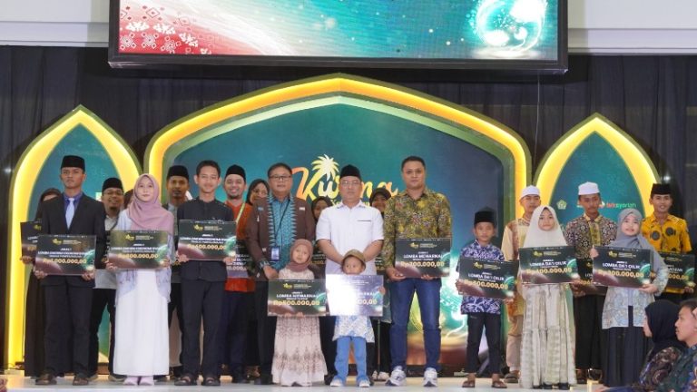 Wagub Kepri Nyanyang Haris Pratamura bersama Kepala Perwakilan BI Provinsi Kepri, Rony Widijarto usai membagikan hadiah pada pemenang lomba yang digelar selama event KURMA 2025. (ft kominfokepri)