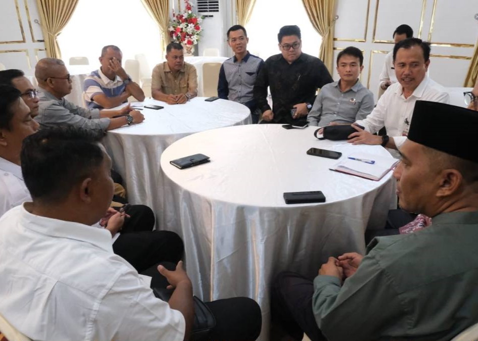 Wakil Bupati Karimun Rocky M Bawole saat berdialog dengan usahawan hotel, kemarin. (ft msaimi)