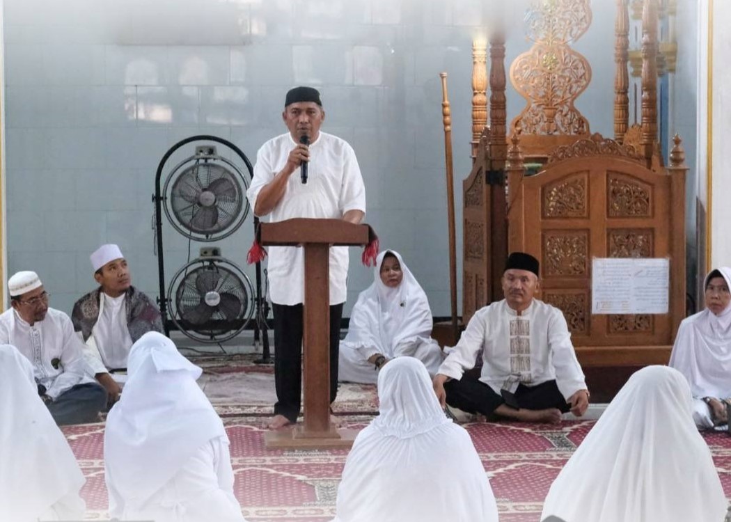 Wakil Bupati Rocky M Bawole saat menghadiri kegiatan khataman di Masjid Al Falah Sei Pasir Meral, sore tadi. (ft msaimi)