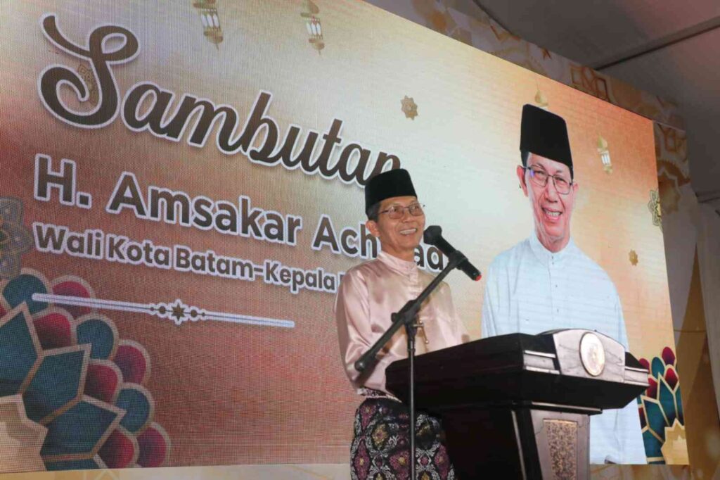 Wali Kota Batam Amsakar Achmad saat sambutan sebelum berbuka puasa, kemarin sore. (ft mcbatam)