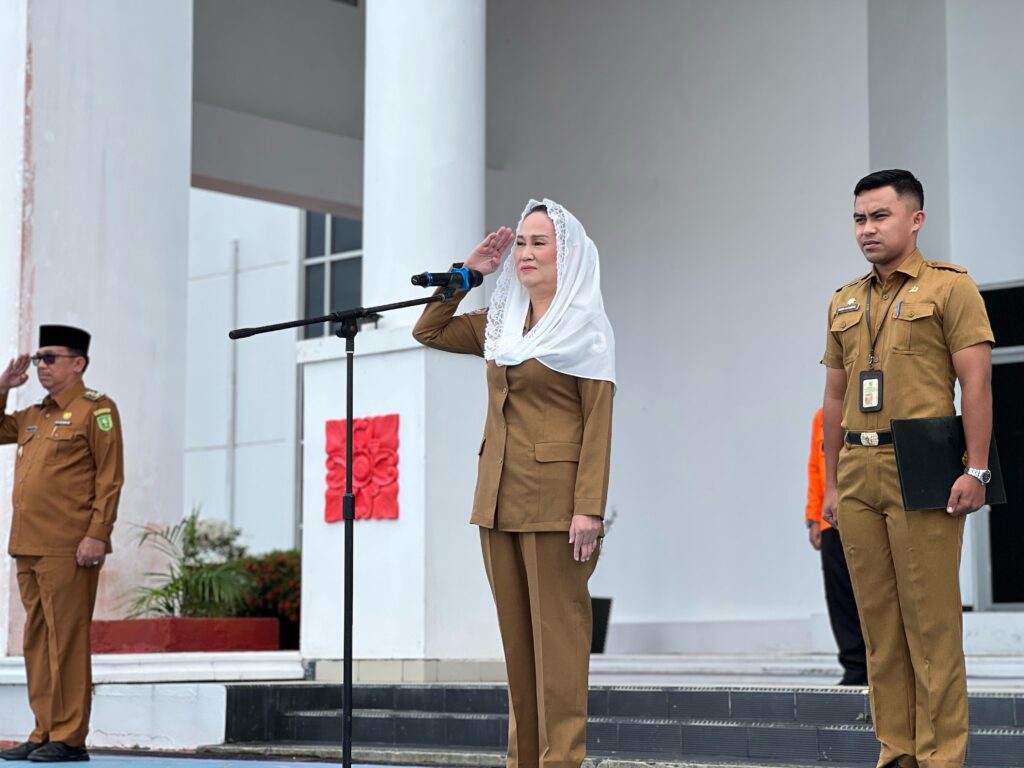 Bupati Cen Sui Lan saat memimpin apel, pagi ini. (ft rusdiandika)