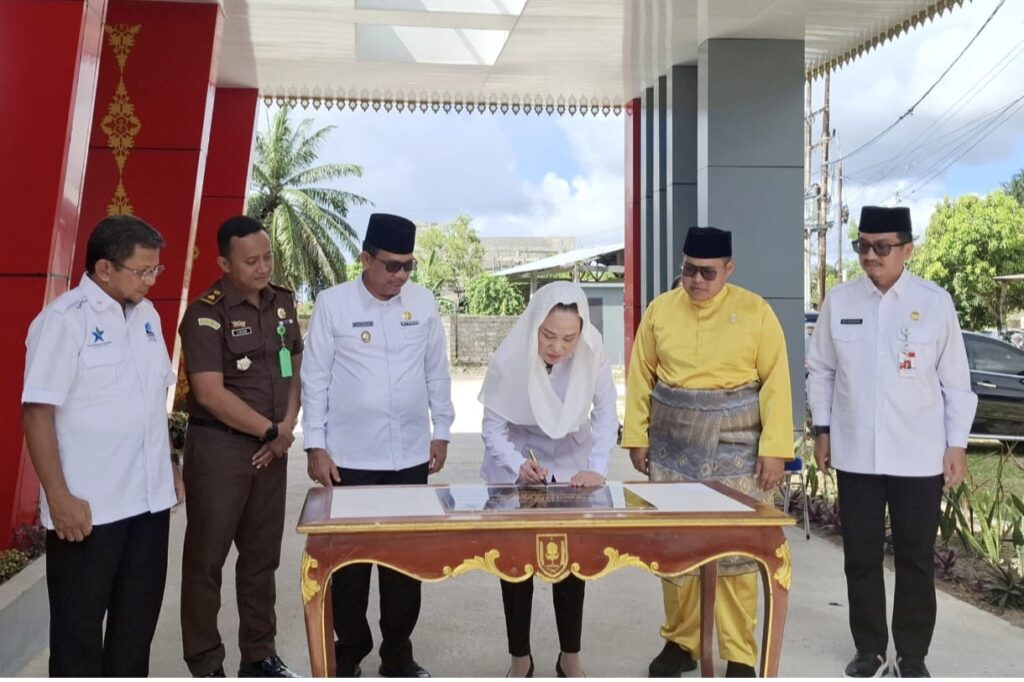 Bupati Cen Sui Lan saat menandatangani prasasti Perpustakaan M Tahar di Natuna, pagi tadi. (ft rusdiandika)