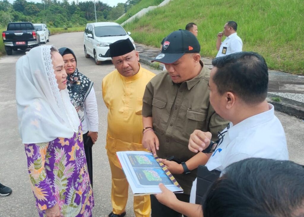 Bupati Cen Sui Lan saat meninjau proyek Kementerian PU di Natuna, siang tadi. (ft rusdiandika)