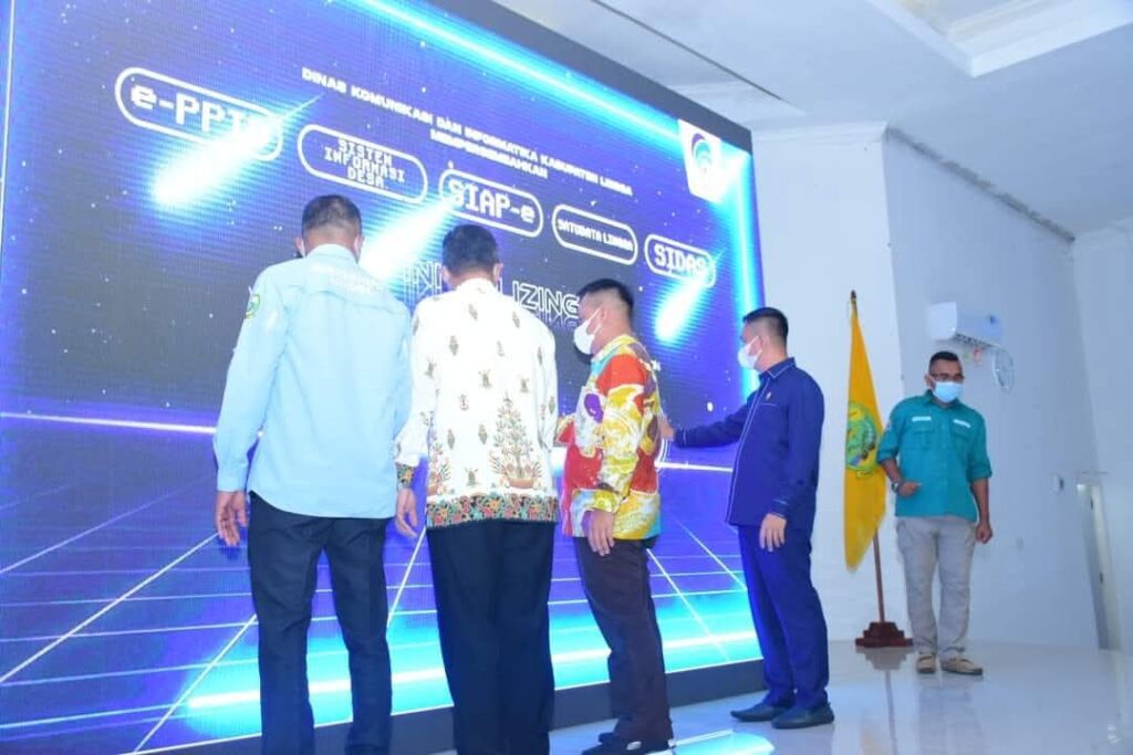 Bupati Lingga saat melauching aplikasi E-Sigap, beberapa waktu lalu. (ft wandy)