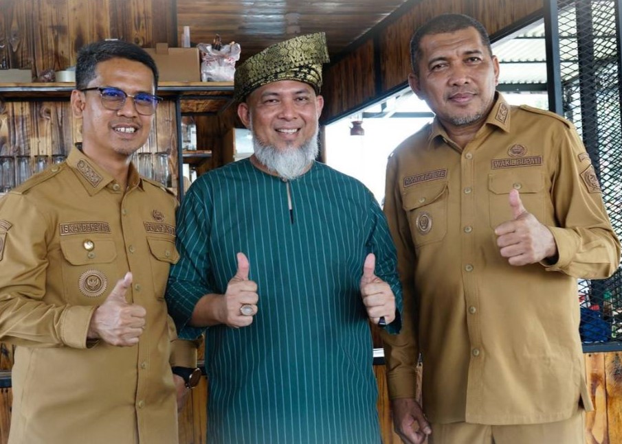 Bupati dan Wakil Bupati Karimun berfoto bersama .Zulfahri, Owner Tuah Cafe, kemarin. jpg