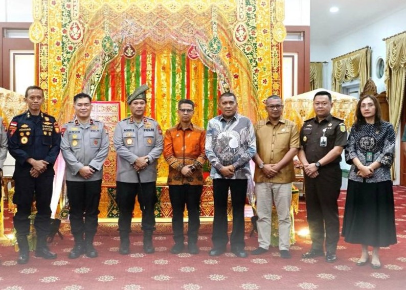 Bupati dan Wakil Bupati Karimun saat sesi berfoto bersama acara ramah tamah dengan Kapolda Kepri, siang tadi. (ft msaimi)