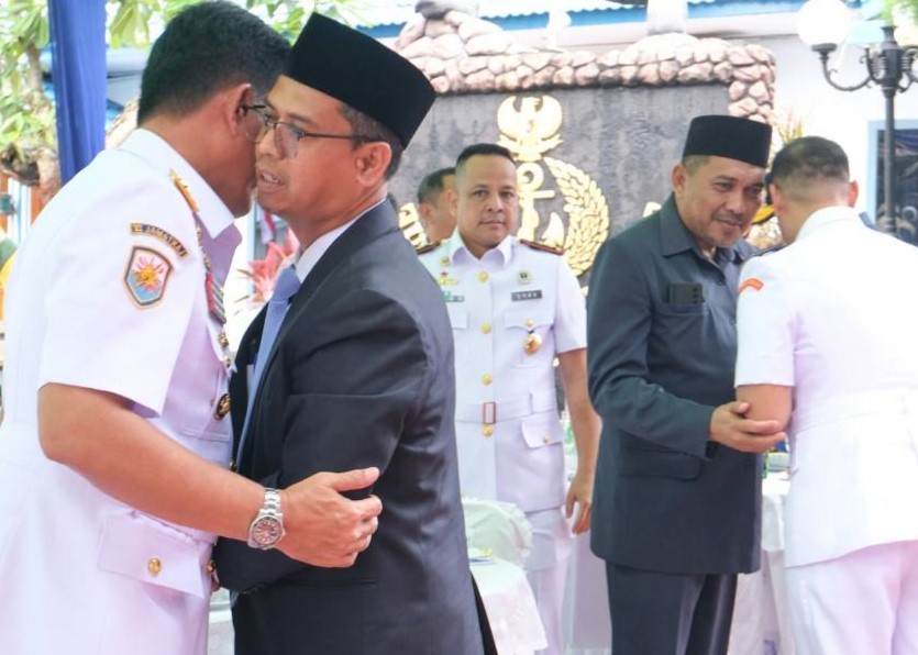 Bupati dan Wakil Bupati saat menyalami Danlanal Tbk, siang tadi. (ft msaimi)
