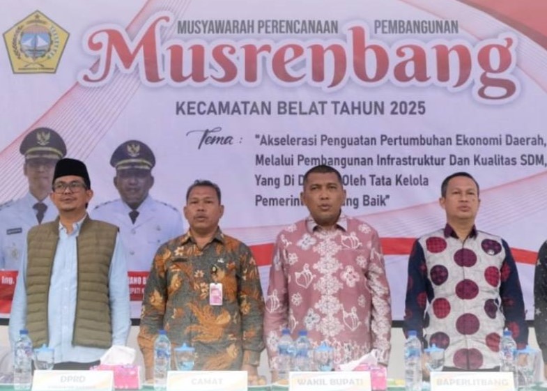 Wakil Bupati dan unsur peemrintah daerah serta unsur kecamatan berfoto bersama saat acara Musrenbang Kecamatan Belat, siang tadi. (ft msaimi)