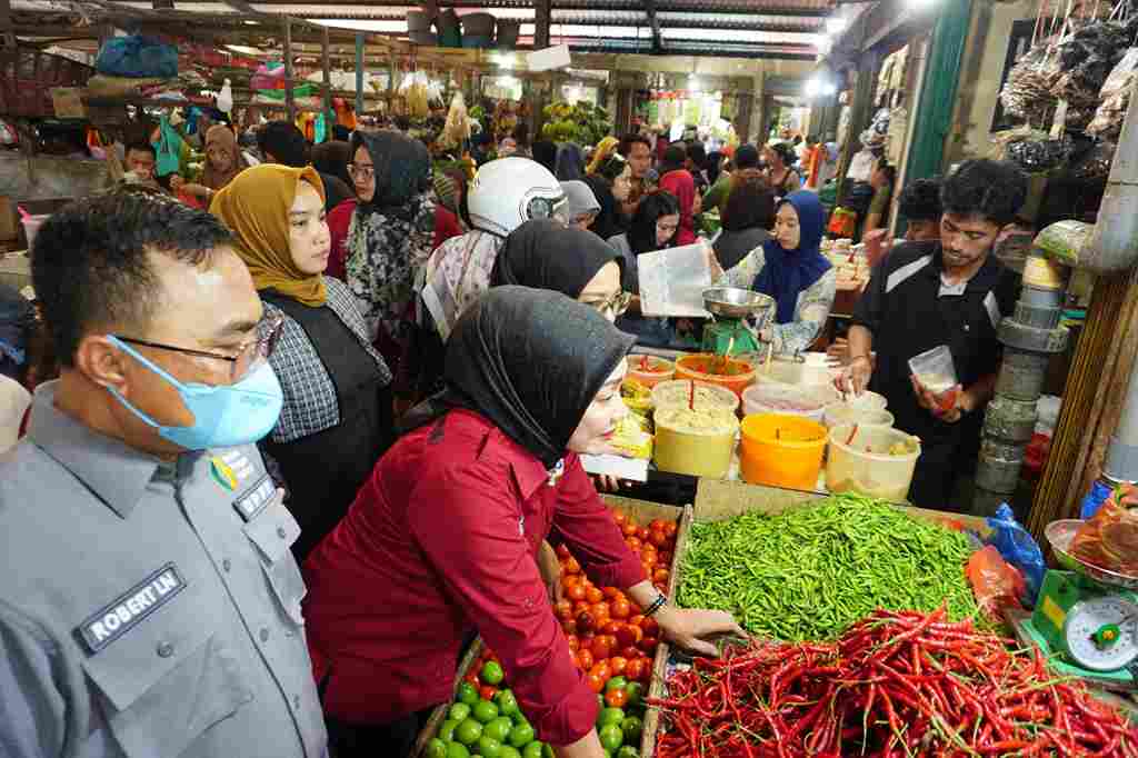 Disperindag saat memantau harga di Pasar Tanjungpinang, pagi tadi. (ft kominfotjpinang)