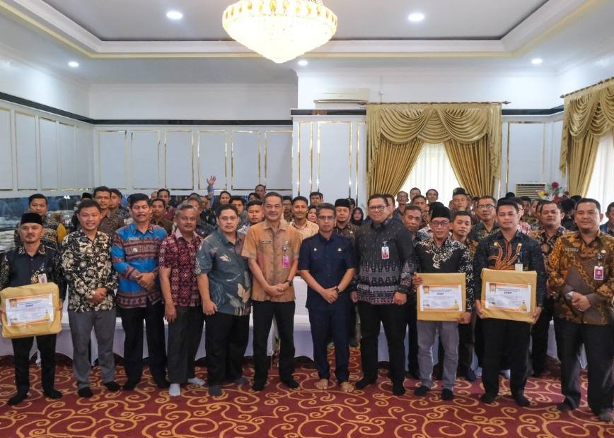 Fot bersama usai penyerahana DPT dI rumah dinas bupati, kemarin. (ft prokopim)