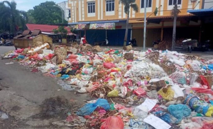 Gunungan Ssampah di salah satu sudut kota Tanjungbalai Karimun, kemarin. (ft msaimi)
