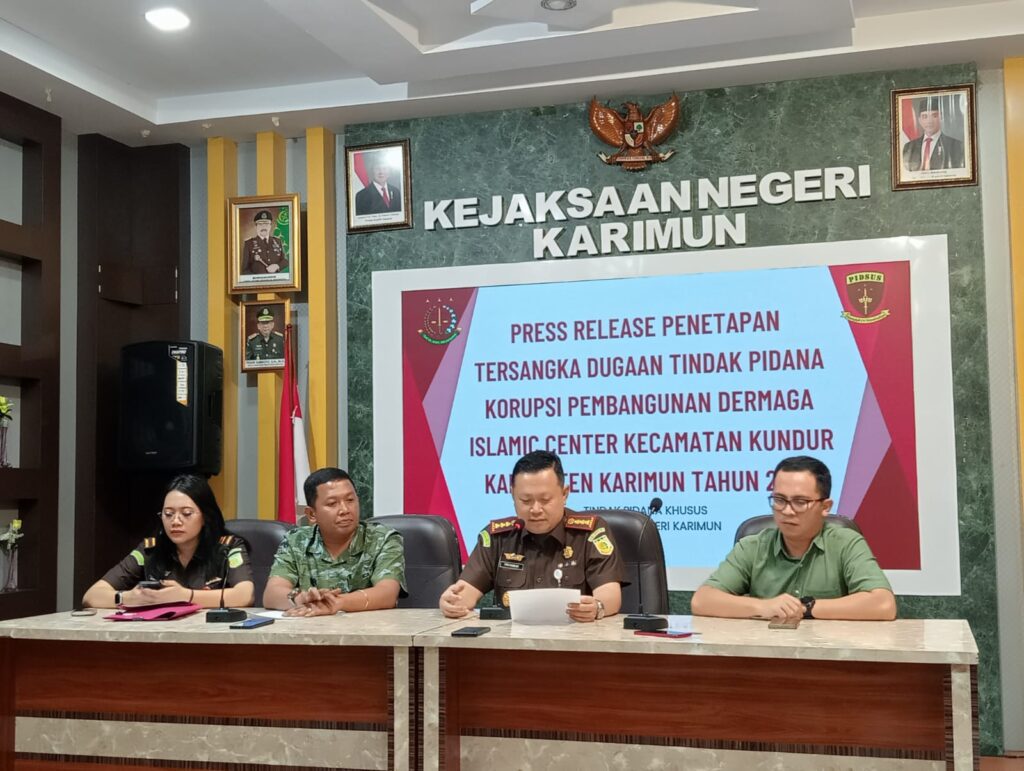 Kajari Karimun saat memberikan pernyataan kepada wartawan, sore tadi. (ft msaimi)