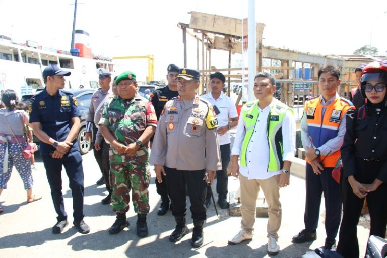 Kaporlesta Barelang bersama sejumlah FKPD Batam saat meninjau Pelabuhan Punggur, siang tadi. (ft qori)