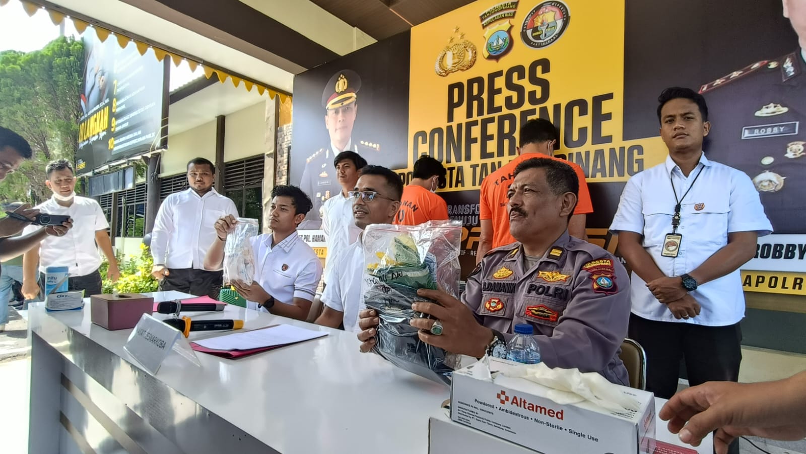 Kasat Narkoba Polresta Tanjungpinang AKP Lajun Siado Rio Sianturi (tengah) dan Kasi Humas IPTU Sahrul Damanik menunjukkan barang bukti hasil pengungkapan kasus narkotika siang tadi. (ft robin radarsatu)