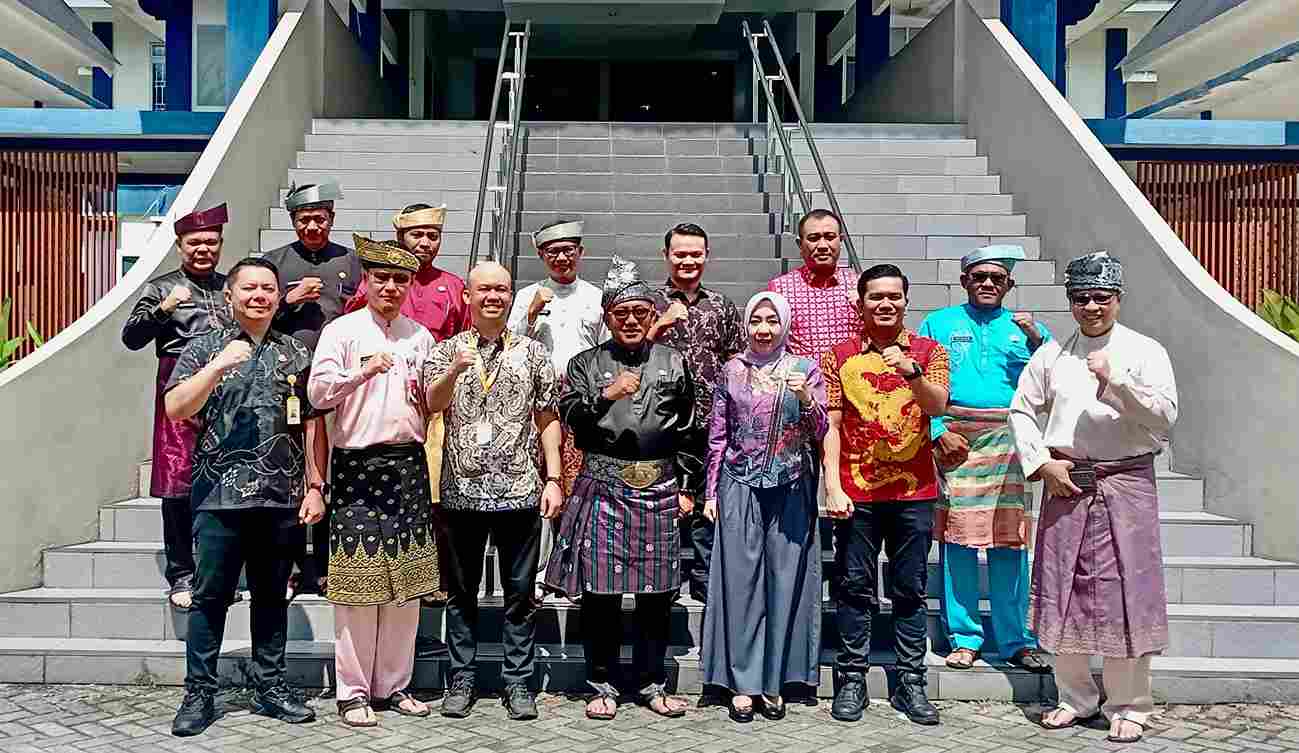 Kejari Tanjungpinang berfoto bersama Walikota Tanjungpinang saat acara program perkenalan Perizinan Kejari, pagi tadi. (ft kominfotjpinang)