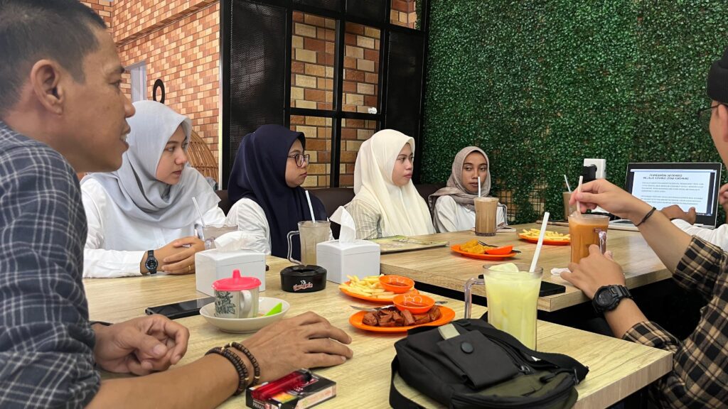 Ketua KMG saat menyampaikan materi jurnalistik dasar di Newton Cafe, siang tadi. (ft timmedsospongkar)