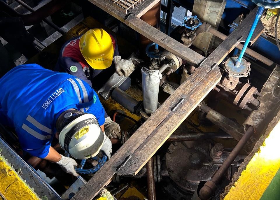 Pekerja di PLTU Tanjungsebatak saat melakukan pemeliharaan mesin, siang tadi, (ft plnulpkarimun)