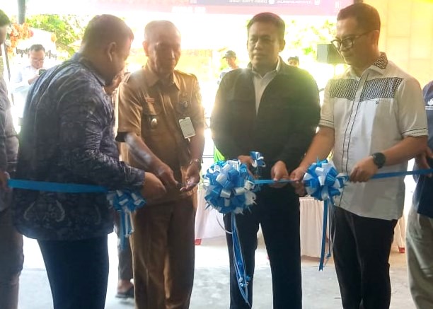 Pengguntingan pita tanda dibukanya Kedai Kopi Abudafi#16, kemarin. (ft msaimi)