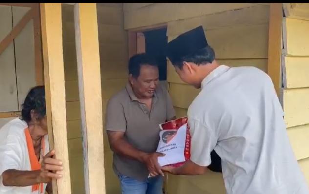Penyerahan Sembako dari Kapolres Lingga kepada warga kurang mampu di Lingga, pagi tadi. (ft gafar)