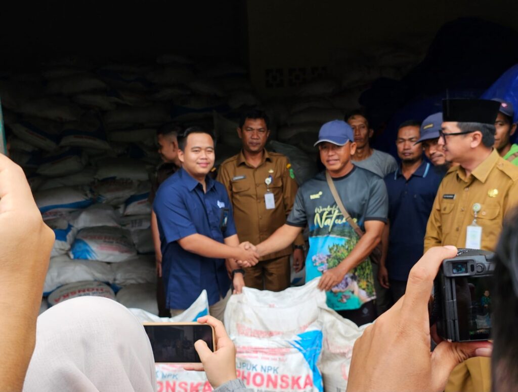 Penyerahan pupuk subsidi di Natuna, siang tadi. (ft rusdiandika)